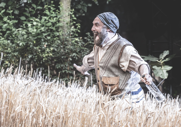 Adam Dannheisser in Fiddler on the Roof photo- marc brenner